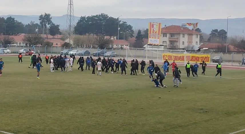 Amatör maçta saha karıştı, polis ekipleri güçlükle ayırdı