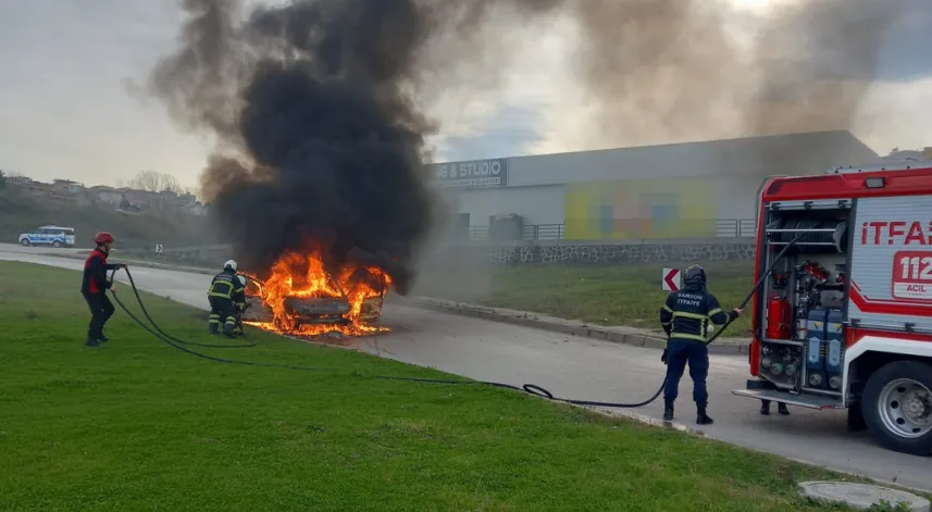 Samsun'da kız istemeden dönen ailenin aracı alev alev yandı