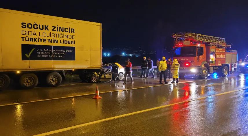  Tıra Çarpan Otomobilin Sürücüsü Hayatını Kaybetti