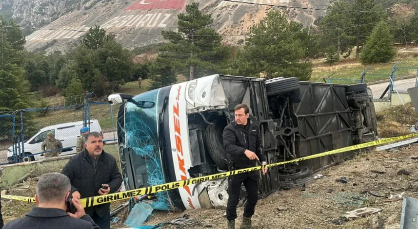 Yolcu otobüsü şarampole devrildi kazada 1 kişi öldü, 18 kişi yaralandı