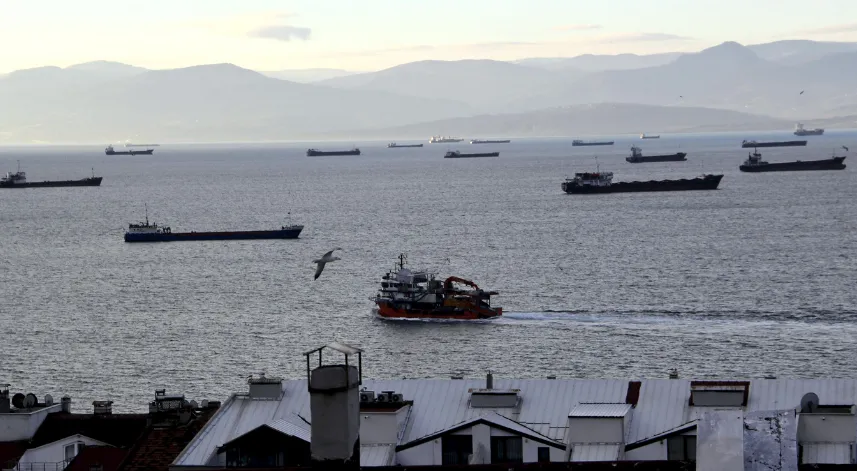 Meteorolojik uyarının ardından yük gemileri sinop'un doğal limanına sığındı