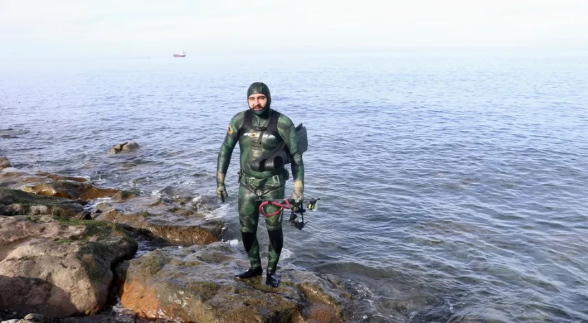 Acil tıp teknisyeni iş hayatının stresini Karadeniz'de zıpkınla balık avlayarak atıyor