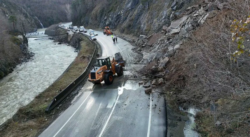 Artvin'de heyelan sonrası Borçka-Hopa karayolu yeniden ulaşıma açıldı