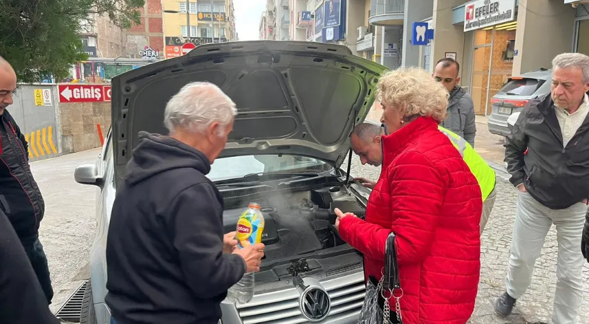 Araçtan bir anda dumanlar yükseldi, şoförün imdadına vatandaşlar koştu