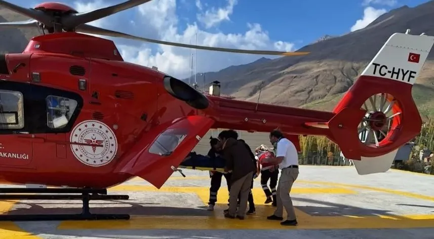 Ambulans helikopter hamile kadın için havalandı