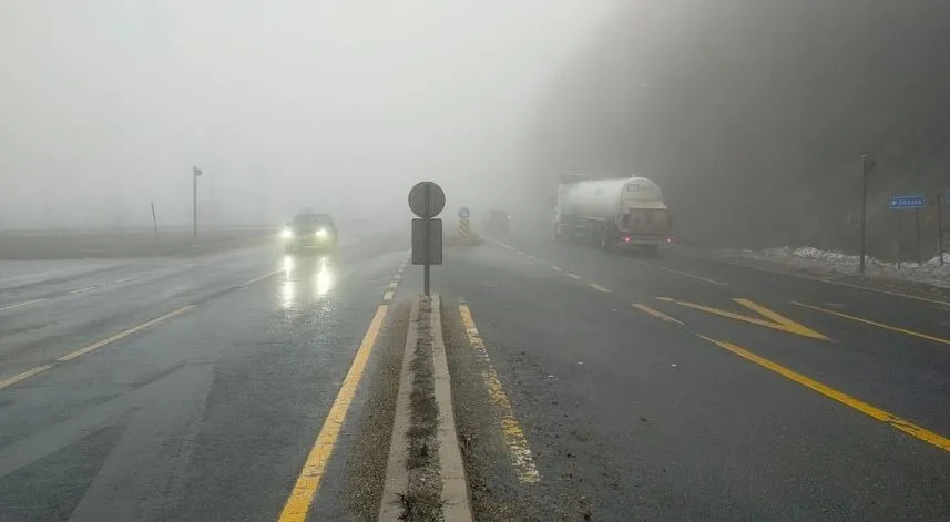 Bolu Dağı'nda sis görüş mesafesini düşürdü