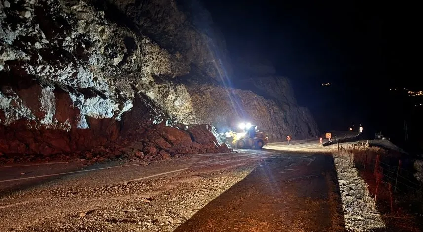 Heyelan nedeniyle Artvin-Ardahan kara yolunda ulaşım kontrollü sağlanıyor