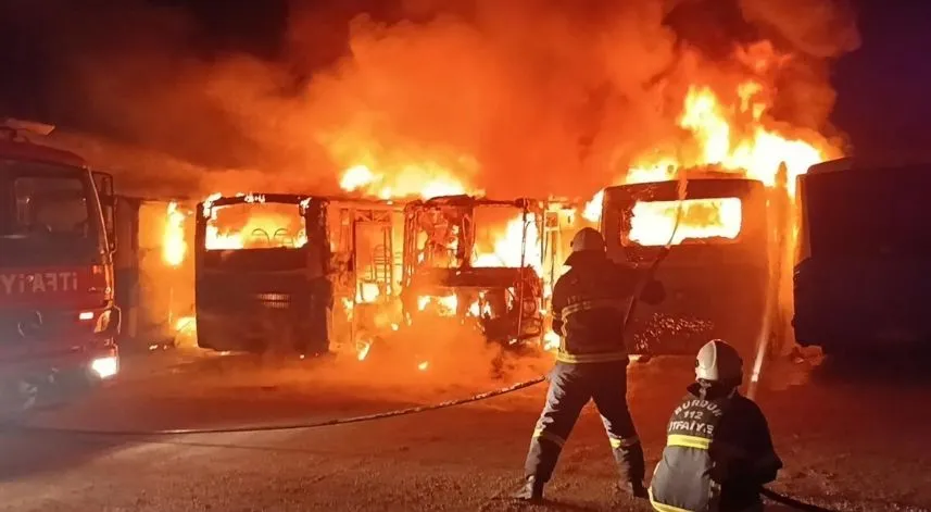 Feci yangın: 5 halk otobüsü alev alev yanarak hurdaya döndü