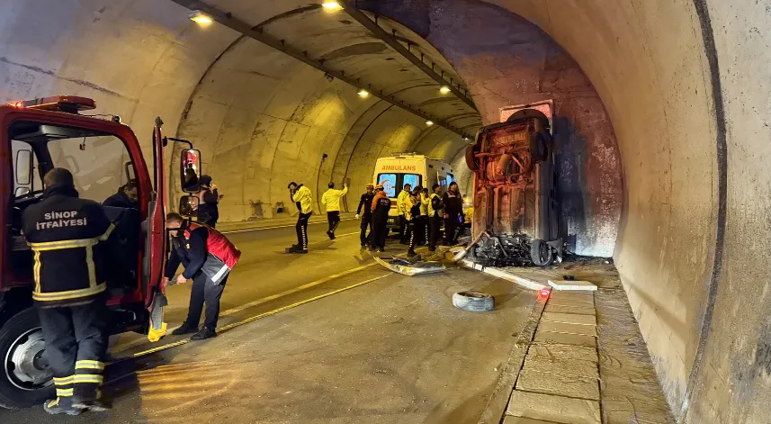 Tünel içinde duvara çarpan kamyonetin sürücüsü yaşamını yitirdi.