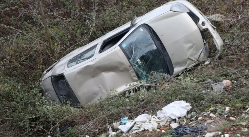 Şarampole devrilen otomobilin sürücüsü yaralandı