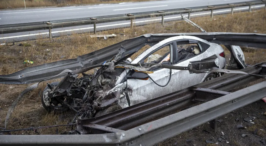  Bariyerlere çarpan otomobilin sürücüsü ağır yaralandı