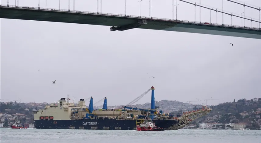 Karadeniz'deki doğalgaz için boru döşeyecek gemi Boğaz'dan geçti