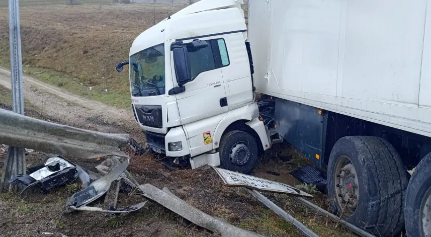 Karabük’te tırın şarampole devrilme anı kameraya yansıdı