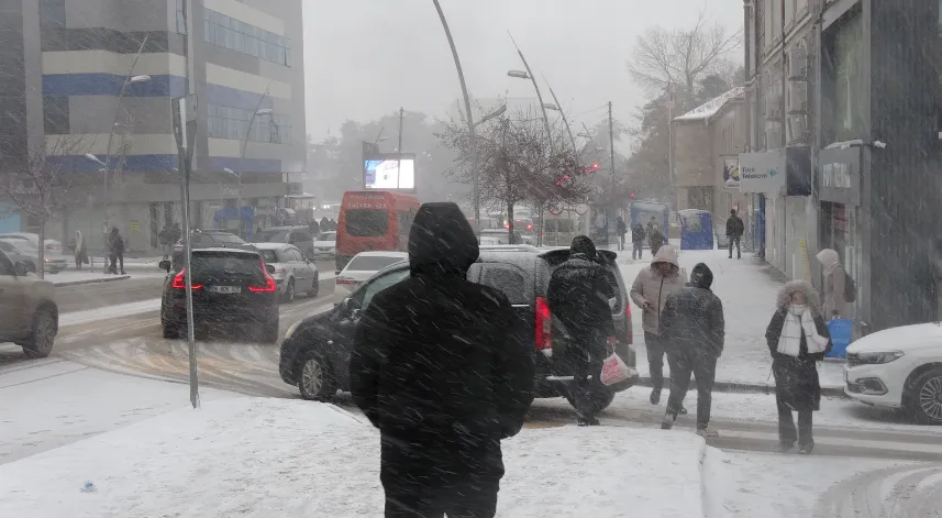 Erzurum'da yoğun kar yağışı etkili oluyor