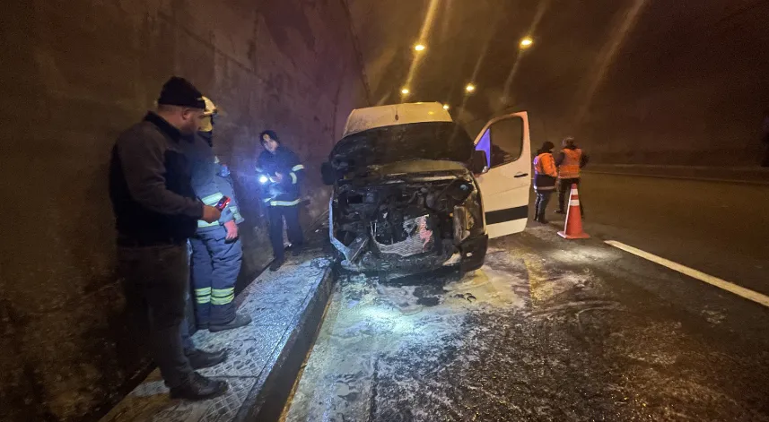 Seyir halindeki araç Bolu Dağı Tüneli'nde yandı