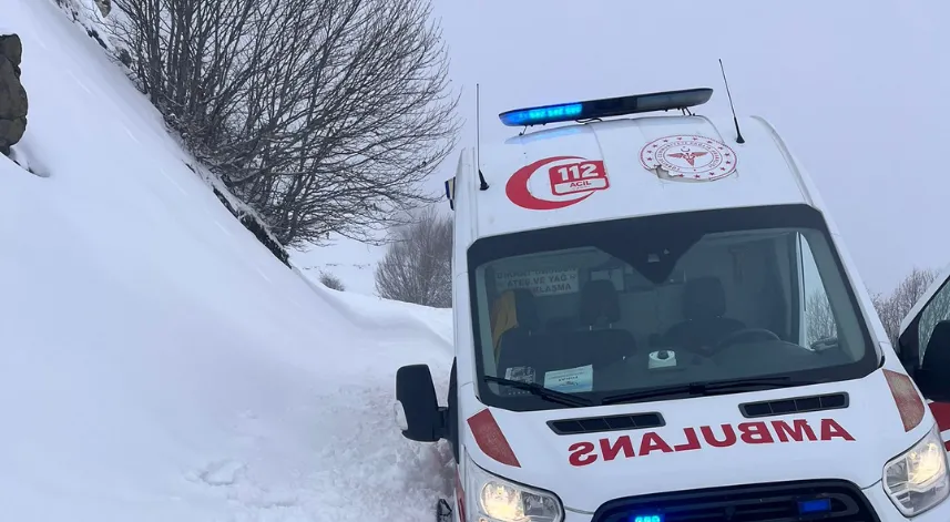 Kara saplanan ambulansı İl Özel İdaresi ekipleri kurtardı