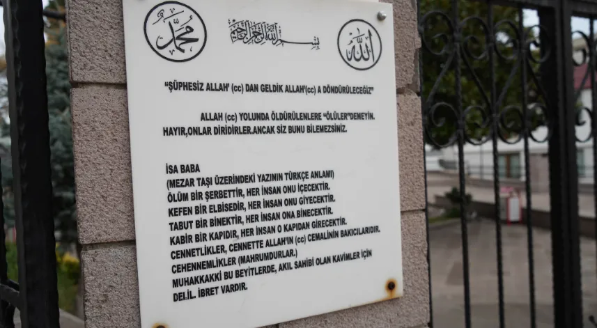 Manevi mimarlarından İsa Baba'nın mezar taşındaki ibretlik yazı