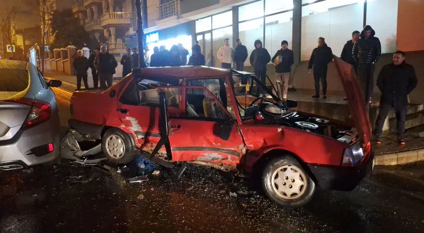 Samsun'da iki otomobilin çarpıştığı kazada 3 kişi yaralandı