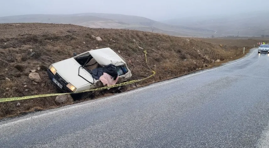  Kamyonla Çarpışan Otomobilin Sürücüsü Öldü, Eşi Yaralandı