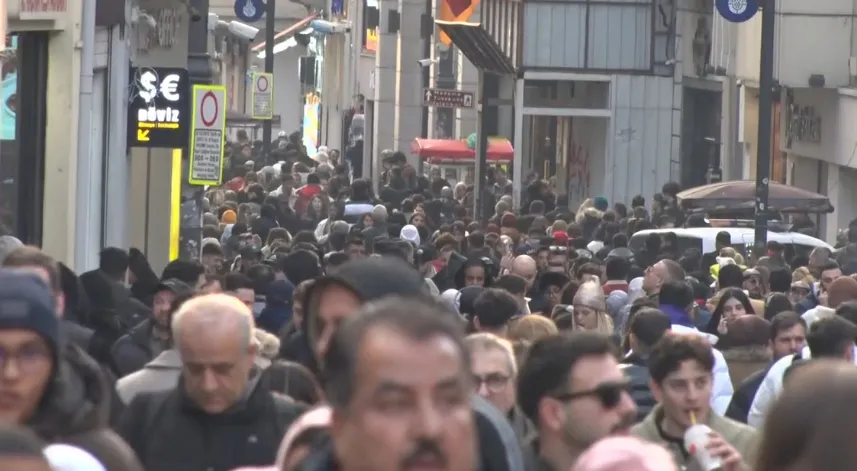 Yeni yıla saatler kala İstiklal Caddesi'nde insan seli