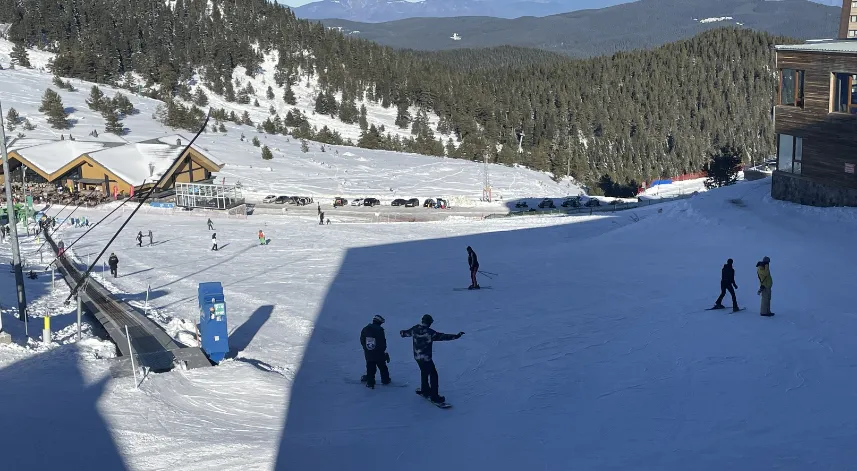 Kartalkaya'da tatilciler 2025'in ilk gününde kayak keyfi yaptı