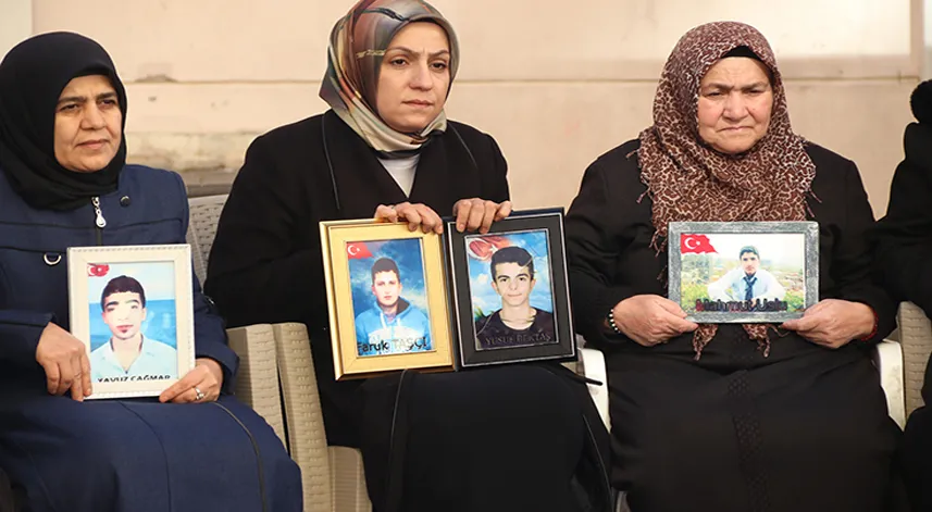 Diyarbakır anneleri yeni yılın ilk gününde de evlatları için nöbette