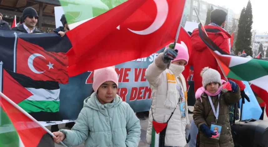 Sağlık çalışanları, soğuk havaya rağmen Gazze için yürüdü