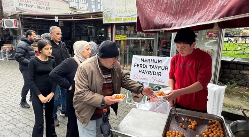 Aydın'da vatandaşlar, vefat eden Ferdi Tayfur için lokma dağıttı