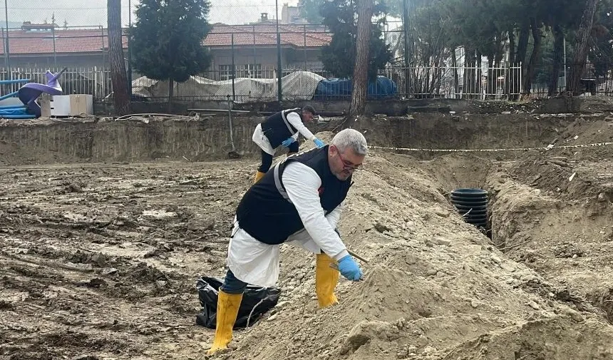  Öğretmenevi bahçesindeki kanalizasyon kazısında insan kemikleri bulundu