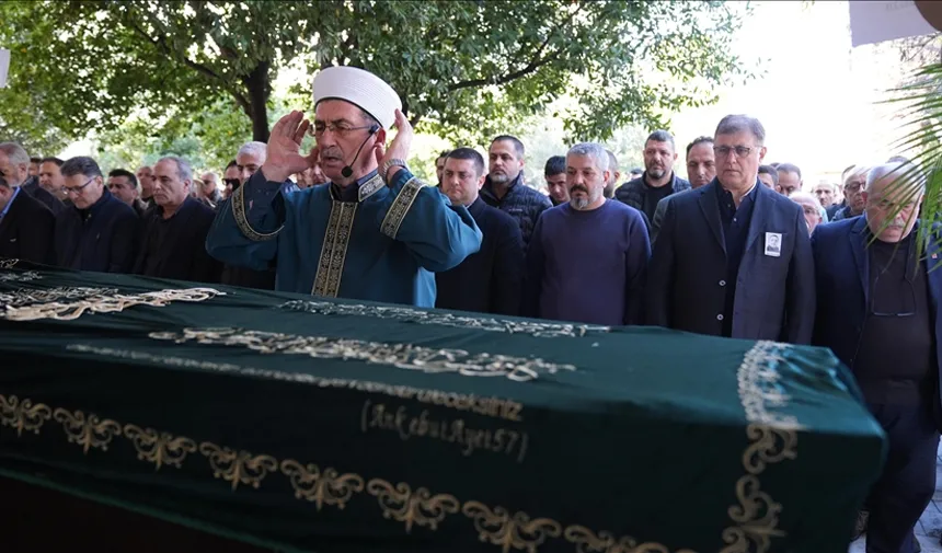  İngiltere'de cansız bedeni bulunan Türk akademisyen İzmir'de defnedildi