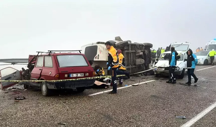  -İşçi servisinin karıştığı zincirleme kazada 2 kişi öldü, 15 kişi yaralandı 