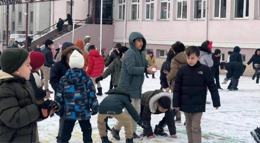 Kar yağışının etkili olduğu Erzincan’da okullarda kartopu şenliği yaşandı