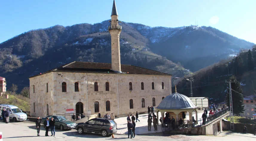  3 kuşaktır bu caminin imamları aynı aileden