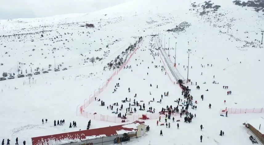 Çığ riski bulunmayan kayak tesisi turizmcilere anlatıldı