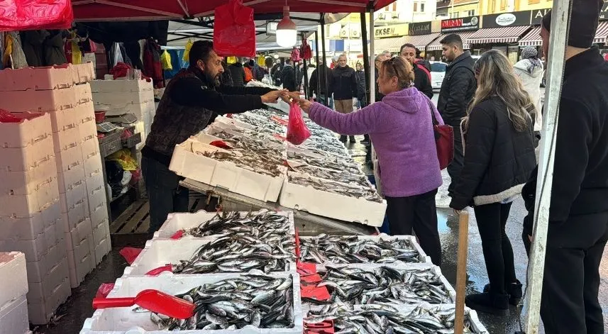 Zonguldak'ta bol miktarda avlanan balık tüketiciyi de balıkçıyı da sevindirdi