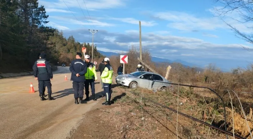 Kontrolden çıkan otomobil elektrik direğini devirdi