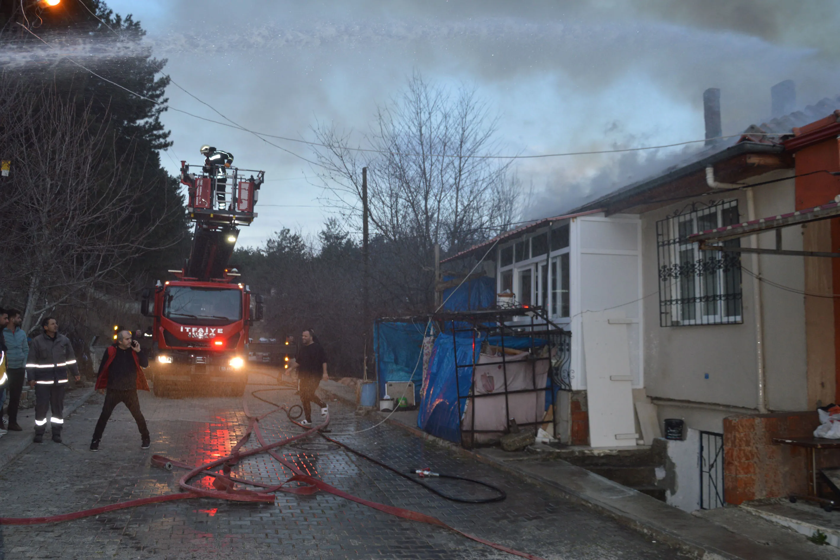 Samsun'da evin çatısında çıkan yangın hasara yol açtı