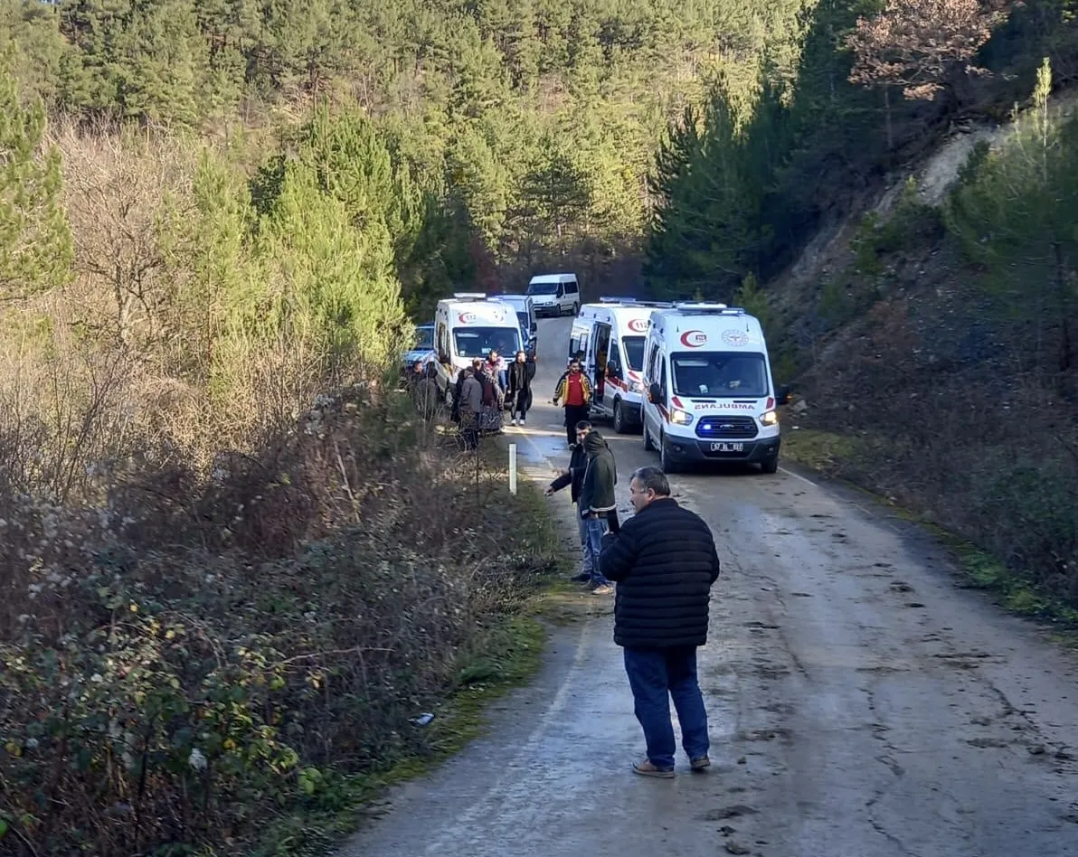 Sinop'ta ormanlık alana devrilen otomobildeki 5 kişi yaralandı