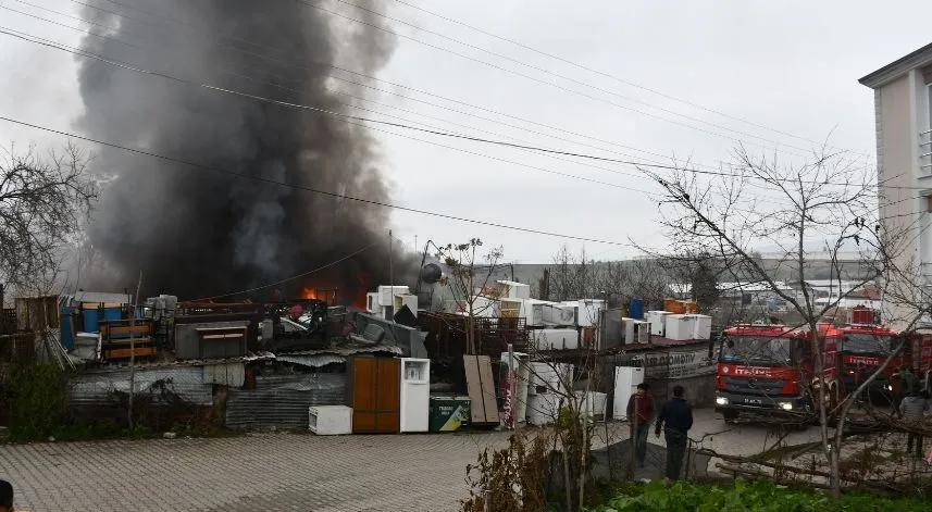 Samsun'da yangın çıkan hurdalıkta hasar oluştu