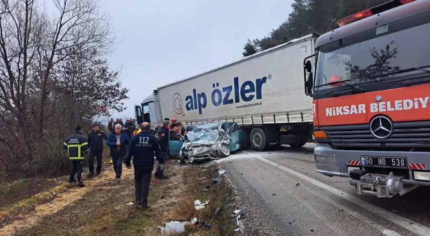 Tıra çarpan Opel marka otomobil 2 kişiye mezar oldu