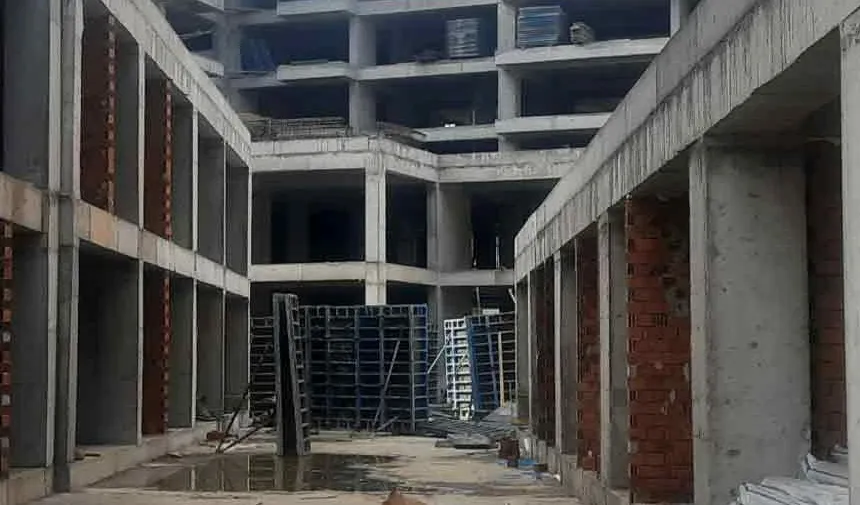 Üzerine inşaat kalıbı düşen işçi ağır yaralandı