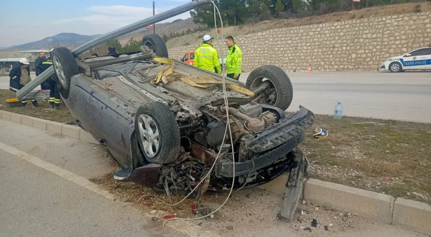 Aydınlatma direğine çarpıp takla atan otomobilin sürücüsü ağır yaralandı