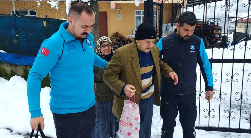 Kar nedeniyle evinden çıkamayan hastayı UMKE ekibi, diyaliz merkezine ulaştırdı