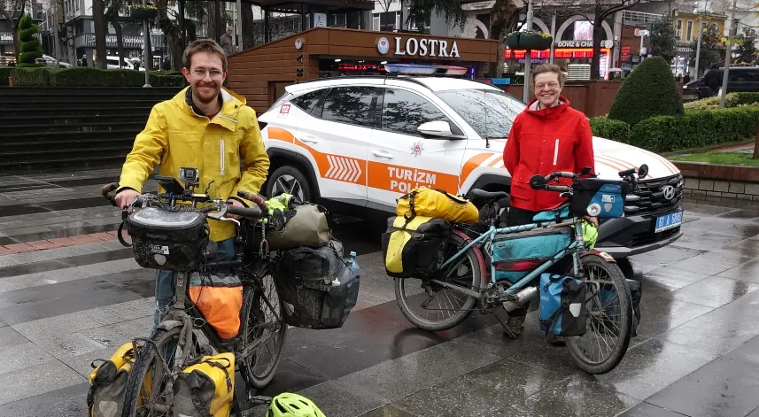 Balayında bisikletleriyle dünya turuna çıkan Fransız çift, Trabzon'a ulaştı