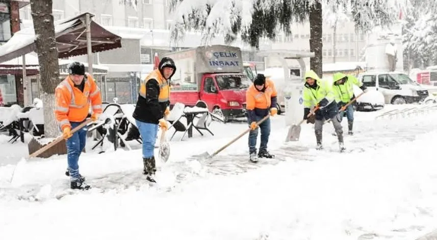 Terme'de belediye ekipleri kar mesaisini sürdürüyor