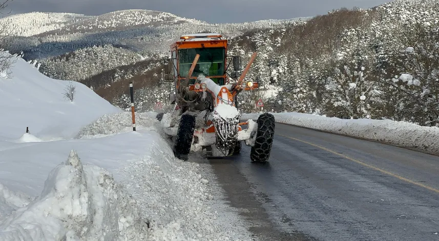Samsun ve Kastamonu'da kar nedeniyle 364 yerleşim birimine ulaşım sağlanamıyor