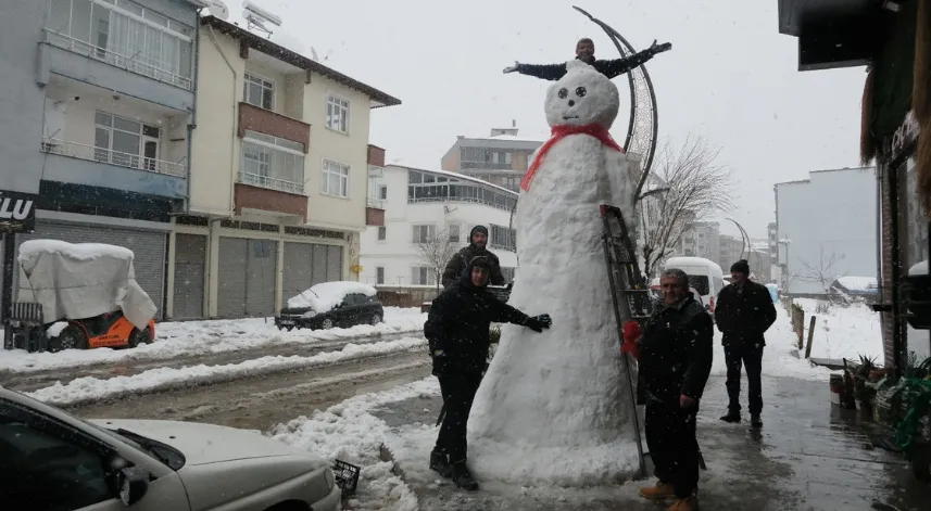 4 Metre boyunda kardan adam yaptılar