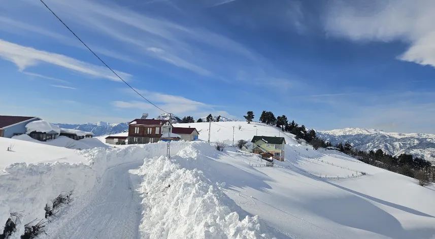  Artvin’de kar kalınlığı 3 metreyi aşan köyün yolu 10 gün sonra açıldı