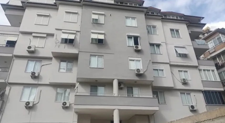 Alanya'da 4. kattan düşen kadın ağır yaralandı