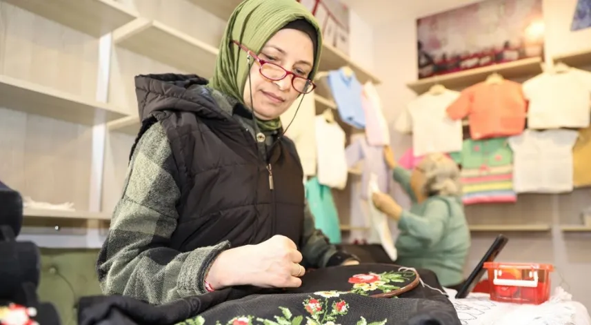  Kadının gücü: Tek eliyle ilmek ilmek işliyor